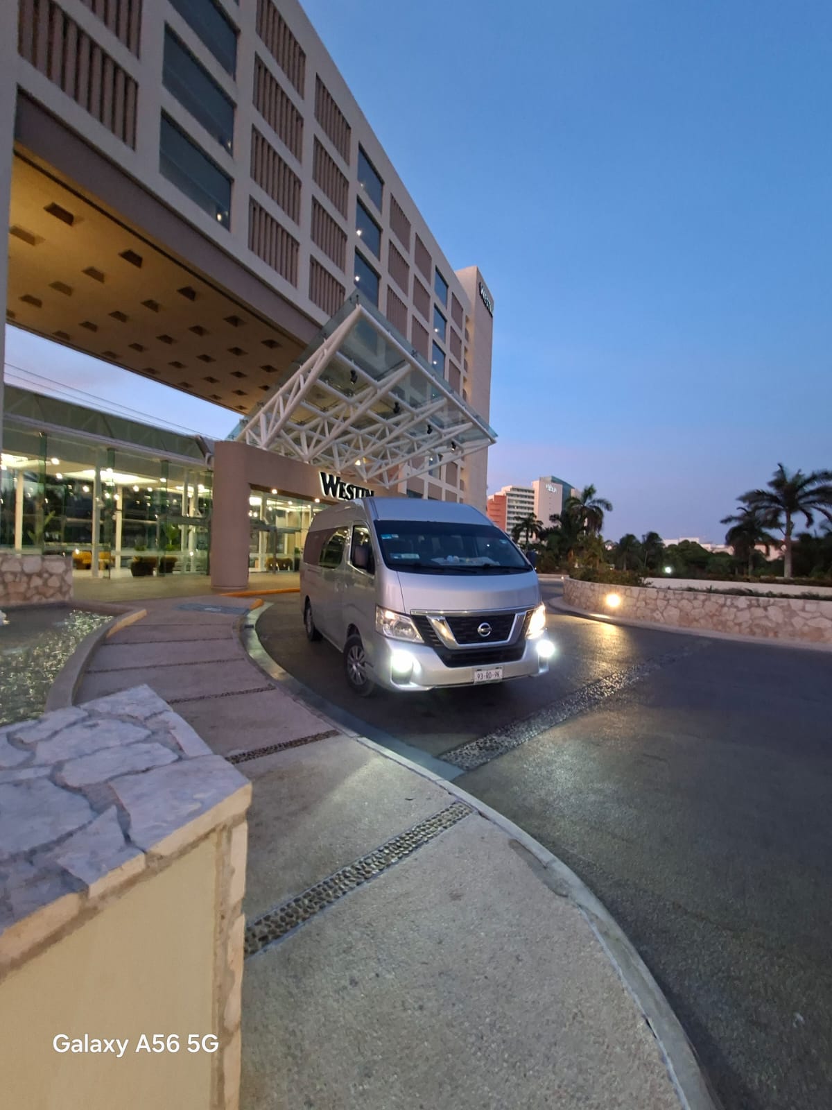 Van Nissan della flotta AGM per traslado privato da Playa del Carmen all'Aeropuerto di Cancún